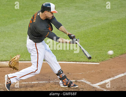 Baltimore, Maryland, Stati Uniti d'America. 19 Ago, 2016. Baltimore Orioles shorstop J.J. Hardy (2) singoli nel primo inning contro Houston Astros a Rigogolo Park a Camden Yards a Baltimora, MD su Venerdì, 19 agosto 2016. Astros ha vinto il gioco 15 - 8.Credit: Ron Sachs/CNP © Ron Sachs/CNP/ZUMA filo/Alamy Live News Foto Stock