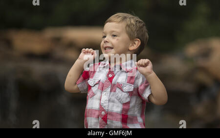 Edmond, Oklahoma, Stati Uniti d'America. 8 Ago, 2016. Maddox ed Emerson in posa per una foto durante una sessione fotografica in Edmond Oklahoma. © J Pat Carter/ZUMA filo/Alamy Live News Foto Stock