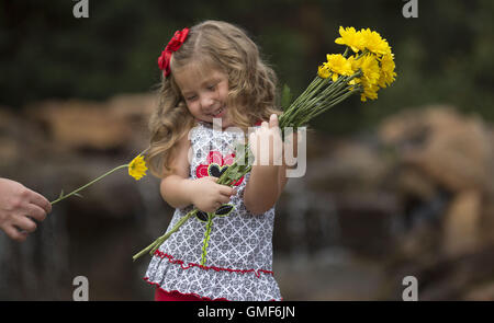 Edmond, Oklahoma, Stati Uniti d'America. 8 Ago, 2016. Maddox ed Emerson in posa per una foto durante una sessione fotografica in Edmond Oklahoma. © J Pat Carter/ZUMA filo/Alamy Live News Foto Stock