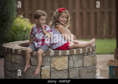 Edmond, Oklahoma, Stati Uniti d'America. 8 Ago, 2016. Maddox ed Emerson in posa per una foto durante una sessione fotografica in Edmond Oklahoma. © J Pat Carter/ZUMA filo/Alamy Live News Foto Stock