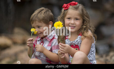 Edmond, Oklahoma, Stati Uniti d'America. 8 Ago, 2016. Maddox ed Emerson in posa per una foto durante una sessione fotografica in Edmond Oklahoma. © J Pat Carter/ZUMA filo/Alamy Live News Foto Stock