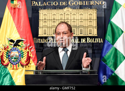 La Paz in Bolivia. 25 Ago, 2016. Interni boliviano ministro Carlos Romero mutandine media sulla sorte del Vice Ministro degli Interni Rodolfo Illanes a La Paz, Bolivia, su agosto 25, 2016. La Bolivia il procuratore generale ha detto giovedì che egli non ha potuto confermare o escludere le relazioni dicendo che Illanes era stato picchiato a morte da una suggestiva minatori. © ABI/Xinhua/Alamy Live News Foto Stock