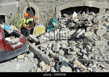 Rieti, Italia. 25 Ago, 2016. Gli operatori di soccorso ricerca di vittime tra le macerie di Amatrice in provincia di Rieti, Italia, 25 agosto 2016. Diverse persone sono morte a causa di un forte terremoto che ha avuto luogo in Italia centrale il 24 agosto 2016. Foto: MAURIZIO GAMBARINI/DPA/Alamy Live News Foto Stock