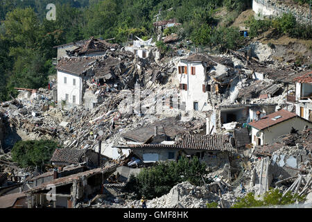 Rieti, Italia. 25 Ago, 2016. Macerie è tutto ciò che è a sinistra dopo il terremoto in Pescara del Tronto in provincia di Rieti, Italia, 25 agosto 2016. Diverse persone sono morte a causa di un forte terremoto che ha avuto luogo in Italia centrale il 24 agosto 2016. Foto: MAURIZIO GAMBARINI/DPA/Alamy Live News Foto Stock