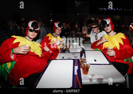 Perth, Australia. 26 Agosto, 2016. Perth Convention & Exhibition Centre, Perth, Australia. TABtouch Perth Freccette maestri. Spettatori godendo dei quarti di finale sulla notte 2. Credit: Azione Plus immagini di sport/Alamy Live News Foto Stock