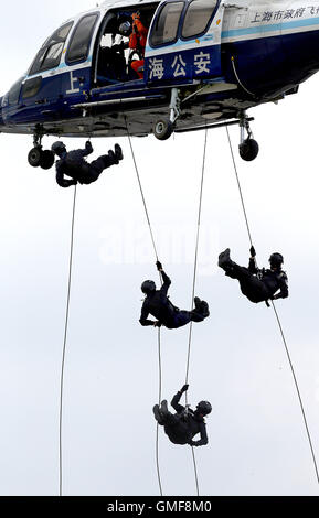 Shanghai, Cina. 26 Ago, 2016. SWAT ai membri del team di prendere parte ad un anti-trapano il terrore a Shanghai in Cina orientale, Agosto 26, 2016. Credit: ventola Jun/Xinhua/Alamy Live News Foto Stock