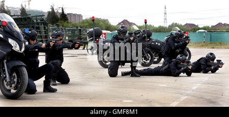 Shanghai, Cina. 26 Ago, 2016. Un anti-terrorismo trapano è condotta a Shanghai in Cina orientale, Agosto 26, 2016. Credit: ventola Jun/Xinhua/Alamy Live News Foto Stock