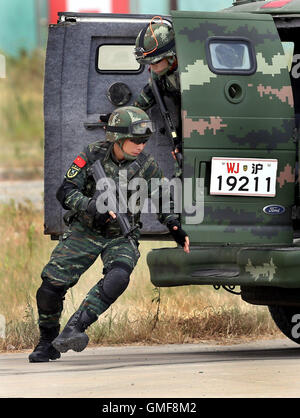 Shanghai, Cina. 26 Ago, 2016. Poliziotti armati prendere parte ad un anti-trapano il terrore a Shanghai in Cina orientale, Agosto 26, 2016. Credit: ventola Jun/Xinhua/Alamy Live News Foto Stock