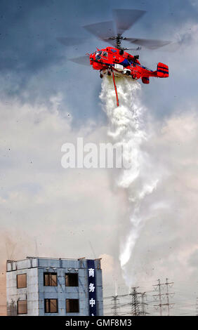 Shanghai, Cina. 26 Ago, 2016. Un elicottero antincendio prende parte ad un anti-trapano il terrore a Shanghai in Cina orientale, Agosto 26, 2016. Credit: ventola Jun/Xinhua/Alamy Live News Foto Stock