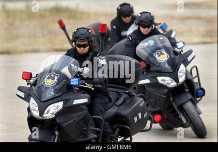 Shanghai, Cina. 26 Ago, 2016. SWAT ai membri del team di prendere parte ad un anti-trapano il terrore a Shanghai in Cina orientale, Agosto 26, 2016. Credit: ventola Jun/Xinhua/Alamy Live News Foto Stock