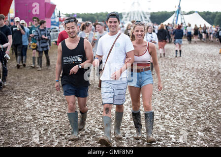 Leeds, Regno Unito. Il 26 agosto 2016. I frequentatori del festival enjoting il fango a Leeds Festival 2016, 26/08/2016 Credit: Gary Mather/Alamy Live News Foto Stock