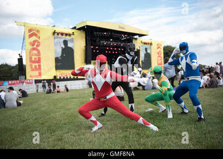 Leeds, Regno Unito. Il 26 agosto 2016. I frequentatori del festival vestito come Power Rangers enjoting palco principale al festival di Leeds, 2016 26/08/2016 Credit: Gary Mather/Alamy Live News Foto Stock