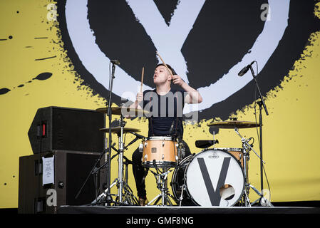 Leeds, Regno Unito. Il 26 agosto 2016. Alleato Dickaty, Danny Dolan e Matt rosa del Virginmarys eseguire sul palco principale al festival di Leeds, 2016 26/08/2016 Credit: Gary Mather/Alamy Live News Foto Stock