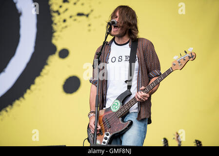 Leeds, Regno Unito. Il 26 agosto 2016. Alleato Dickaty, Danny Dolan e Matt rosa del Virginmarys eseguire sul palco principale al festival di Leeds, 2016 26/08/2016 Credit: Gary Mather/Alamy Live News Foto Stock