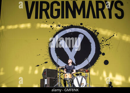 Leeds, Regno Unito. Il 26 agosto 2016. Alleato Dickaty, Danny Dolan e Matt rosa del Virginmarys eseguire sul palco principale al festival di Leeds, 2016 26/08/2016 Credit: Gary Mather/Alamy Live News Foto Stock