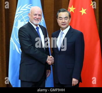 Pechino, Cina. 26 Ago, 2016. Il ministro degli Affari Esteri cinese Wang Yi (R) tiene colloqui con Peter Thomson, presidente della 71a sessione dell'Assemblea generale delle Nazioni Unite, a Pechino, capitale della Cina, e il agosto 26, 2016. Credito: Ding Hai-tao/Xinhua/Alamy Live News Foto Stock