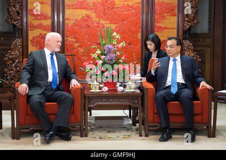 Pechino, Cina. 26 Ago, 2016. Il premier cinese LI Keqiang (R) soddisfa con Peter Thomson, presidente della 71a sessione dell'Assemblea generale delle Nazioni Unite, a Pechino, capitale della Cina, e il agosto 26, 2016. Credito: Xie Huanchi/Xinhua/Alamy Live News Foto Stock