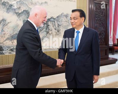 Pechino, Cina. 26 Ago, 2016. Il premier cinese LI Keqiang (R) soddisfa con Peter Thomson, presidente della 71a sessione dell'Assemblea generale delle Nazioni Unite, a Pechino, capitale della Cina, e il agosto 26, 2016. Credito: Xie Huanchi/Xinhua/Alamy Live News Foto Stock