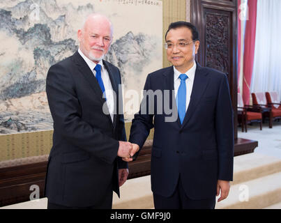 Pechino, Cina. 26 Ago, 2016. Il premier cinese LI Keqiang (R) soddisfa con Peter Thomson, presidente della 71a sessione dell'Assemblea generale delle Nazioni Unite, a Pechino, capitale della Cina, e il agosto 26, 2016. Credito: Xie Huanchi/Xinhua/Alamy Live News Foto Stock