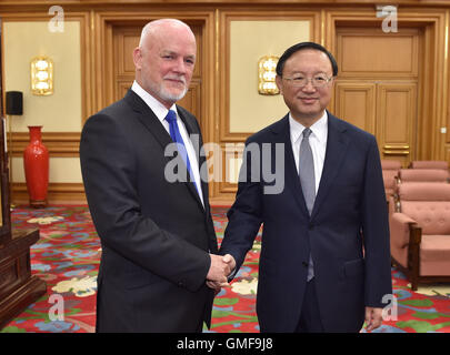 Pechino, Cina. 26 Ago, 2016. Cinese Consigliere di Stato Yang Jiechi (R) soddisfa con Peter Thomson, presidente della 71a sessione dell'Assemblea generale delle Nazioni Unite, a Pechino, capitale della Cina, e il agosto 26, 2016. Credito: Gao Jie/Xinhua/Alamy Live News Foto Stock