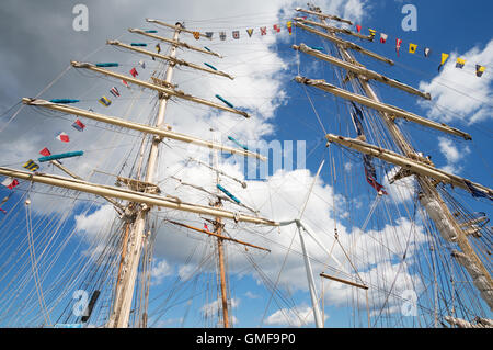 Blyth, Regno Unito. 26 Ago, 2016. Tall navi ormeggiate nel porto di Blyth nel Northumberland. A montanti del polacco tarining Ship Dar Młodzieży in primo piano con un esempio di moderna il potere di vento dietro il credito: Washington Imaging/Alamy Live News Foto Stock