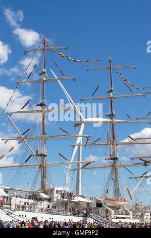 Blyth, Regno Unito. 26 Ago, 2016. La Folla di visitare il porto di Blyth nel Northumberland per vedere il Tall navi ormeggiate. La formazione polacca Ship Dar Młodzieży con un esempio di moderna il potere di vento dietro il credito: Washington Imaging/Alamy Live News Foto Stock