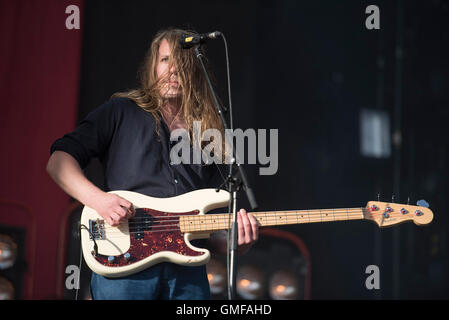 Leeds, Regno Unito. Il 26 agosto 2016. Justin giovani, Freddie Cowan, Árni Árnason dei vaccini di eseguire sul palco principale al festival di Leeds, 2016 26/08/2016 Credit: Gary Mather/Alamy Live News Foto Stock