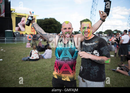 Leeds, Regno Unito. Il 26 agosto 2016. I frequentatori del festival enjoting palco principale al festival di Leeds, 2016 26/08/2016 Credit: Gary Mather/Alamy Live News Foto Stock