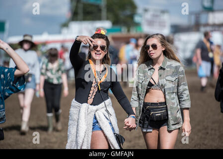 Leeds, Regno Unito. Il 26 agosto 2016. 2 ragazze tenendo le mani a Leeds Festival 2016, 26/08/2016 Credit: Gary Mather/Alamy Live News Foto Stock