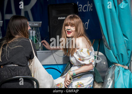 Leeds, Regno Unito. Il 26 agosto 2016. I frequentatori del festival di pagare per l'aria fresca nella bolla lounge a Leeds Festival 2016, 26/08/2016 Credit: Gary Mather/Alamy Live News Foto Stock