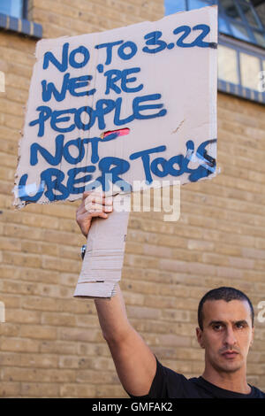 Londra, Regno Unito. 26 Agosto, 2016. Un corriere da UberEats, Uber il fast-food servizio di consegna, proteste al di fuori della sede centrale in direzione Bermondsey contro i tagli al loro pagare all'inizio di uno sciopero. Credito: Mark Kerrison/Alamy Live News Foto Stock