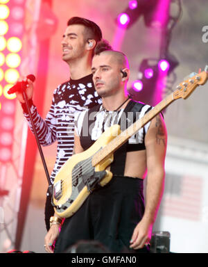 New York, Stati Uniti d'America. 26 Agosto, 2016. Joe Jonas, Cole Whittle di DNCE eseguita della NBC Today Show Citi una serie di concerti al Rockefeller Center di New York. NY Agosto 26, 2016. Credit:RW/MediaPunch Foto Stock