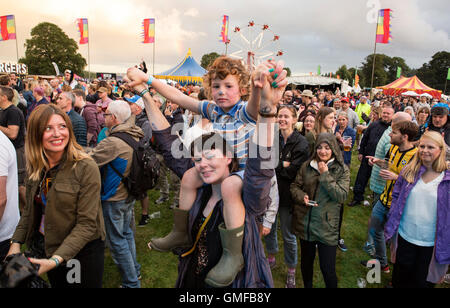 Il castello di Drumlanrig vicino a Dumfries, Scozia. 26 Agosto, 2016. Campi elettrici music festival presso il castello di Drumlanrig vicino a Dumfries Scozia Scotland Credit: Sud Ovest immagini Scozia/Alamy Live News Foto Stock