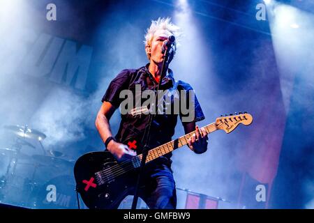 Milano, Italia. 26 Ago, 2016. Somma 41 esegue live al carroponte di Milano, Italia, il 26 agosto 2016 Credit: Mairo Cinquetti/Alamy Live News Foto Stock