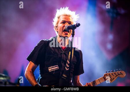 Milano, Italia. 26 Ago, 2016. Somma 41 esegue live al carroponte di Milano, Italia, il 26 agosto 2016 Credit: Mairo Cinquetti/Alamy Live News Foto Stock