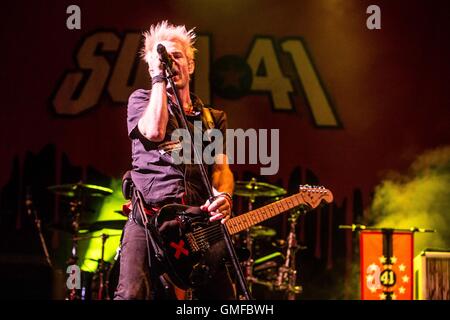 Milano, Italia. 26 Ago, 2016. Somma 41 esegue live al carroponte di Milano, Italia, il 26 agosto 2016 Credit: Mairo Cinquetti/Alamy Live News Foto Stock