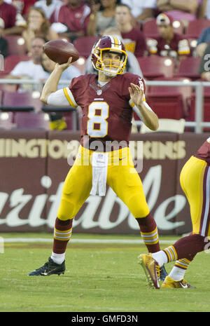 Landover, Maryland, Stati Uniti d'America. 26 Ago, 2016. Washington Redskins quarterback Kirk cugini (8) guarda per un ricevitore durante il primo trimestre di azione nel pre-stagione partita contro le fatture della Buffalo di FedEx Campo in Landover, Maryland il Venerdì, 26 agosto 2016. Il Redskins ha vinto il gioco 21 - 16.Credit: Ron Sachs/CNP Credito: Ron Sachs/CNP/ZUMA filo/Alamy Live News Foto Stock