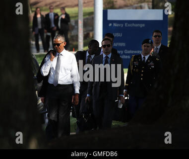 Bethesda, Maryland, USA. 26 Ago, 2016. Il Presidente degli Stati Uniti Barack Obama si allontana da Walter Reed National Medical Center Agosto 26, 2016 di Bethesda, Maryland. Il Presidente Obama ha visitato con feriti e malati di soldati e le loro famiglie al centro medico. Credito: Mark Wilson/Piscina via CNP Credito: Mark Wilson/CNP/ZUMA filo/Alamy Live News Foto Stock