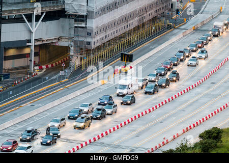 Inghilterra, Dover, Porto. Tre righe di automobili in coda per passaporto francese del controllo di frontiera a norma di Le Touquet trattato accordo. Pre-alba, prima luce. Visto dal di sopra. Foto Stock