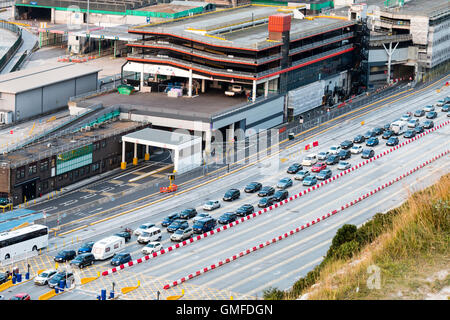 Inghilterra, Dover, Porto. Tre righe di automobili in coda per passaporto francese del controllo di frontiera a norma di Le Touquet trattato accordo. Pre-alba, prima luce. Visto dal di sopra. Foto Stock