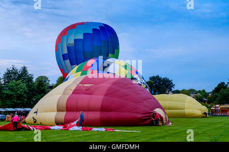 Strathaven Scozia, Regno Unito. Il 27 agosto, 2016. Il Strathaven Balloon Festival è un evento annuale e unico nel suo genere in Scozia detenute nel 2016 dal 26 al 28 agosto. Il primo volo del festival ha avuto luogo all'alba del Sabato 27 Agosto preparazione di un palloncino per il volo. Credito: Andrew Wilson/Alamy Live News Foto Stock