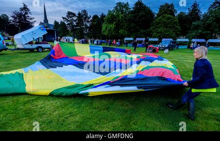 Strathaven Scozia, Regno Unito. Il 27 agosto, 2016. Il Strathaven Balloon Festival è un evento annuale e unico nel suo genere in Scozia detenute nel 2016 dal 26 al 28 agosto. Il primo volo del festival ha avuto luogo all'alba del Sabato 27 Agosto preparazione di un palloncino per il volo. Credito: Andrew Wilson/Alamy Live News Foto Stock