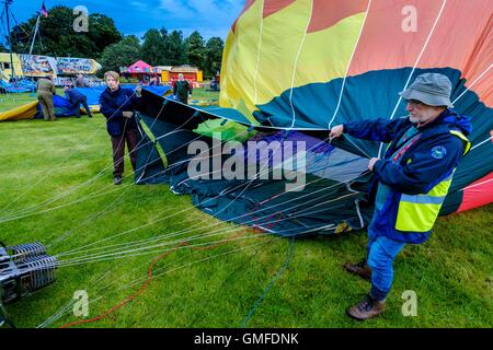 Strathaven Scozia, Regno Unito. Il 27 agosto, 2016. Il Strathaven Balloon Festival è un evento annuale e unico nel suo genere in Scozia detenute nel 2016 dal 26 al 28 agosto. Il primo volo del festival ha avuto luogo all'alba del Sabato 27 Agosto preparazione di un palloncino per il volo. Credito: Andrew Wilson/Alamy Live News Foto Stock