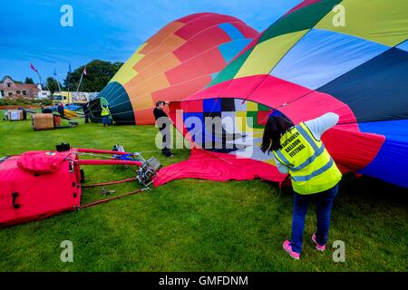 Strathaven Scozia, Regno Unito. Il 27 agosto, 2016. Il Strathaven Balloon Festival è un evento annuale e unico nel suo genere in Scozia detenute nel 2016 dal 26 al 28 agosto. Il primo volo del festival ha avuto luogo all'alba del Sabato 27 Agosto preparazione di un palloncino per il volo. Credito: Andrew Wilson/Alamy Live News Foto Stock