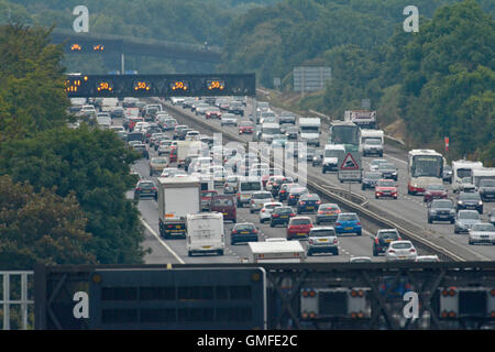 Bristol, Regno Unito. Il 27 agosto, 2016. Bank Holiday week end visto il traffico andando verso sud sulla M5 da Gordano Services. Robert Timoney/AlamyLiveNews. Foto Stock