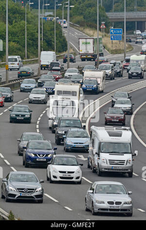 Bristol, Regno Unito. Il 27 agosto, 2016. Bank Holiday week end visto il traffico andando verso sud sulla M5 da Gordano Services. Robert Timoney/AlamyLiveNews. Foto Stock