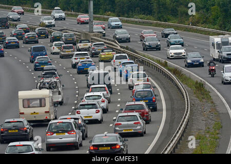 Bristol, Regno Unito. Il 27 agosto, 2016. Bank Holiday week end visto il traffico andando verso sud sulla M5 da Gordano Services. Robert Timoney/Alamy Live News Foto Stock