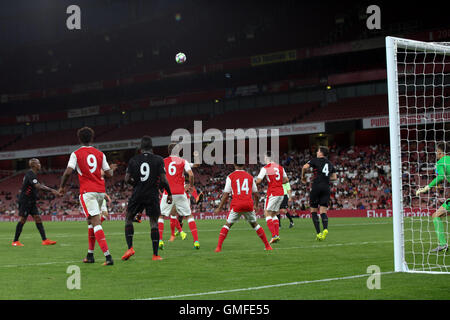 Emirates Stadium, Londra, Regno Unito. 26 Ago, 2016. Arsenal giocatori durante la sotto 23 Premier League 2 match tra Arsenal e Liverpool presso l'Emirates Stadium, a nord di Londra: Credito Dinendra Haria/Alamy Live News Foto Stock