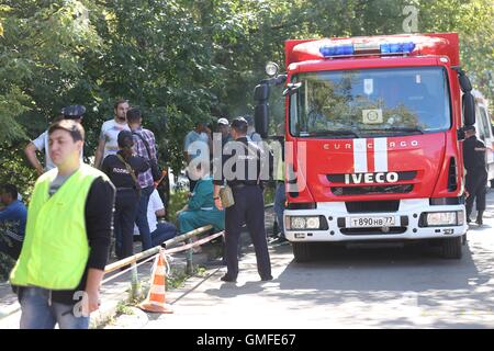 Mosca, Russia. Il 27 agosto, 2016. Gli ufficiali di polizia mantenere l ordine vicino al sito di un incendio a Mosca, in Russia, e il agosto 27, 2016. Almeno 16 persone sono state uccise e quattro altri feriti in un incendio del magazzino a nord-est di Mosca, i media locali hanno riferito di sabato. Credito: Bai Xueqi/Xinhua/Alamy Live News Foto Stock