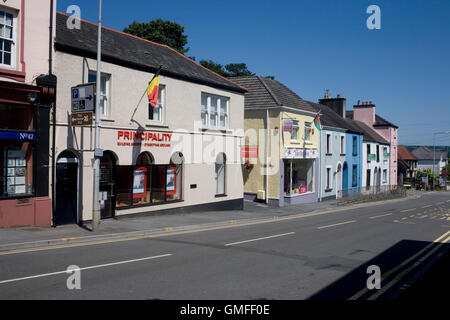 Rhosmaen street con il Principato building society Foto Stock